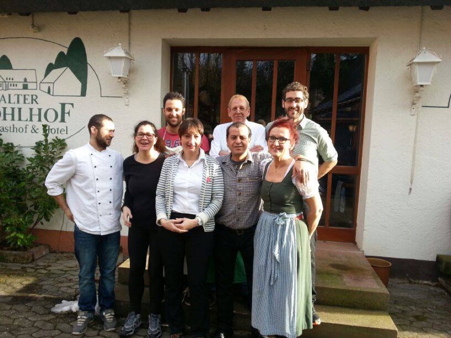 Das Team des Alten Kohlhof vor dem Eingang des Gasthofs